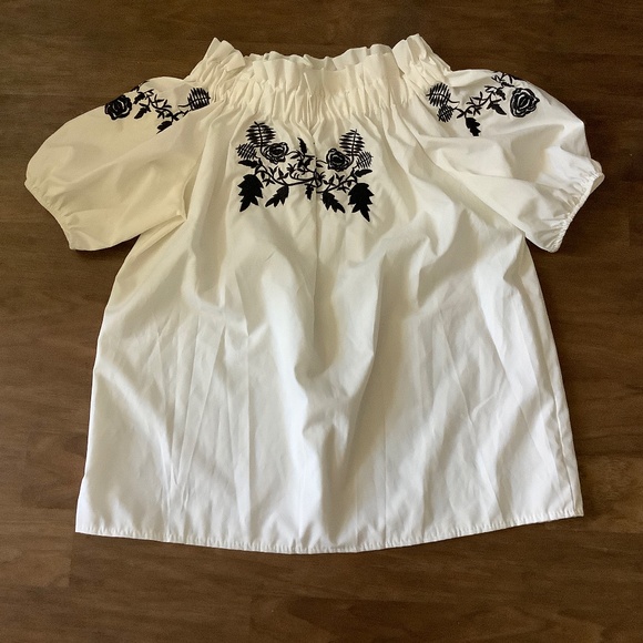 Vintage short sleeves white blouse with blue embroidery - Picture 1 of 7